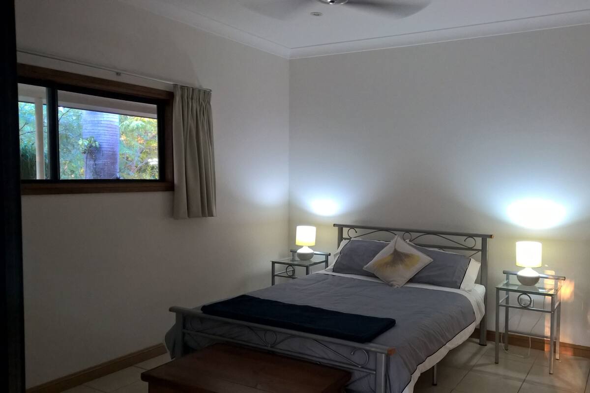 Queen Room | Desk, iron/ironing board, cots/infant beds, bed sheets