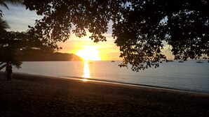 Beach nearby - Magnetic Island Bed and Breakfast (Horseshoe Bay)