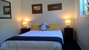 Desk, iron/ironing board, cribs/infant beds, bed sheets - Magnetic Island Bed and Breakfast (Horseshoe Bay)