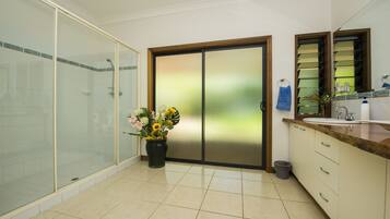Chambre Standard, 1 grand lit | Salle de bain | Douche, articles de toilette gratuits, sĂšche-cheveux