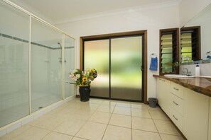 Habitación estándar, 1 cama de matrimonio | Baño | Ducha, artículos de higiene personal gratuitos y secador de pelo