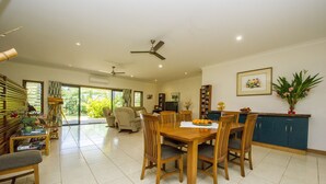 In-room dining - Magnetic Island Bed and Breakfast (Horseshoe Bay)