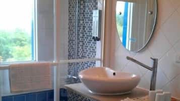 Standard Quadruple Room | Bathroom | Shower, free toiletries, hair dryer, slippers