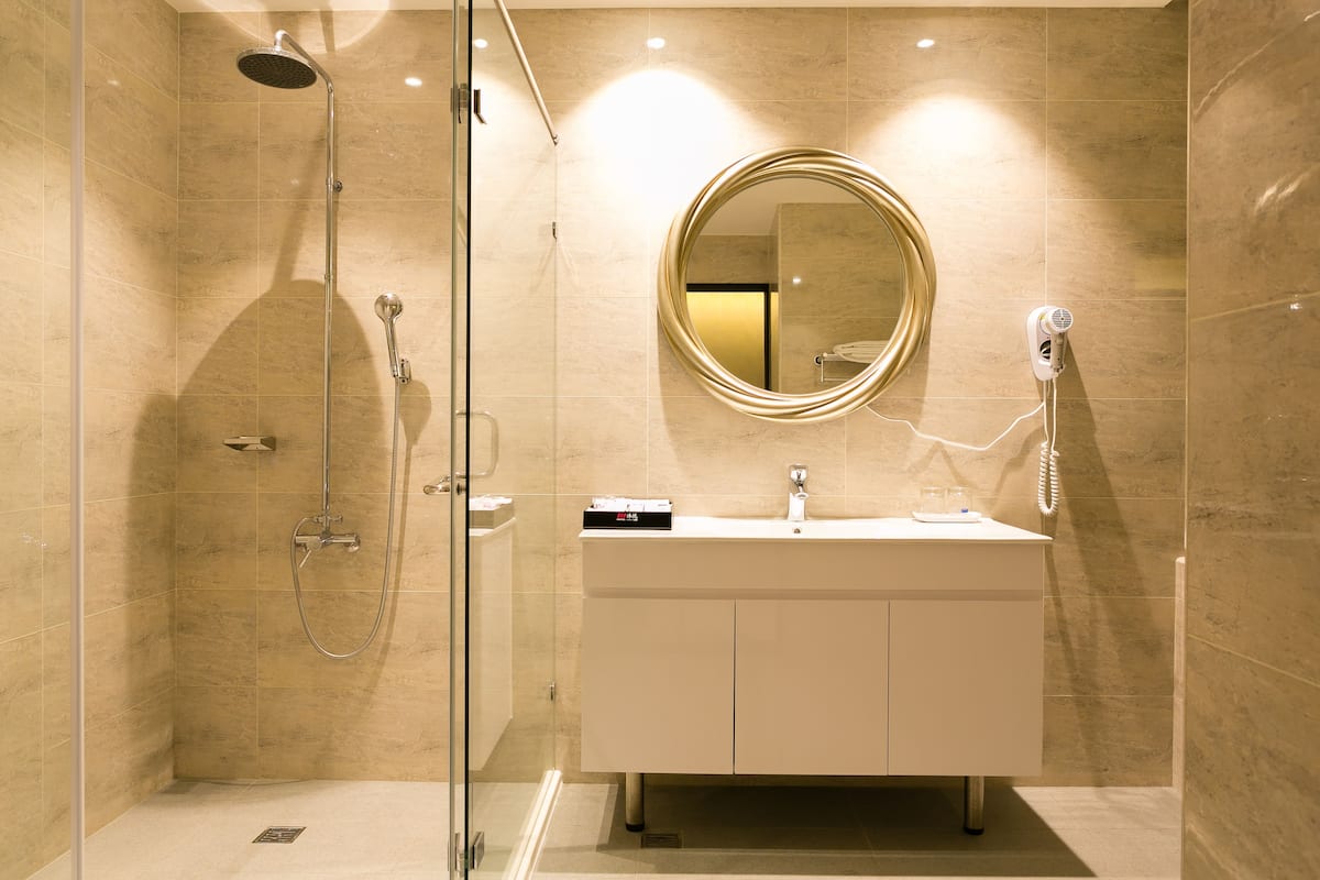 Business Double Room | Bathroom | Shower, free toiletries, hair dryer, slippers
