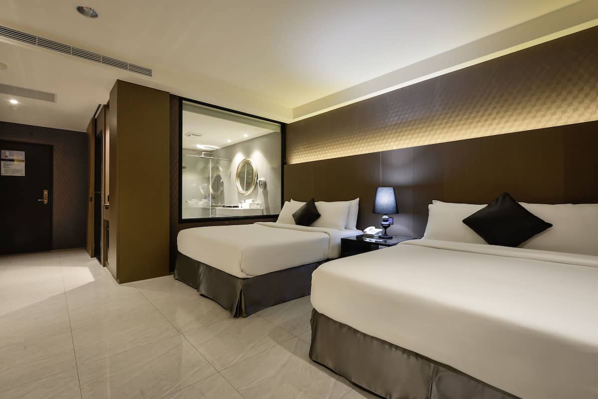 Family Quadruple Room | Minibar, desk, blackout drapes, soundproofing