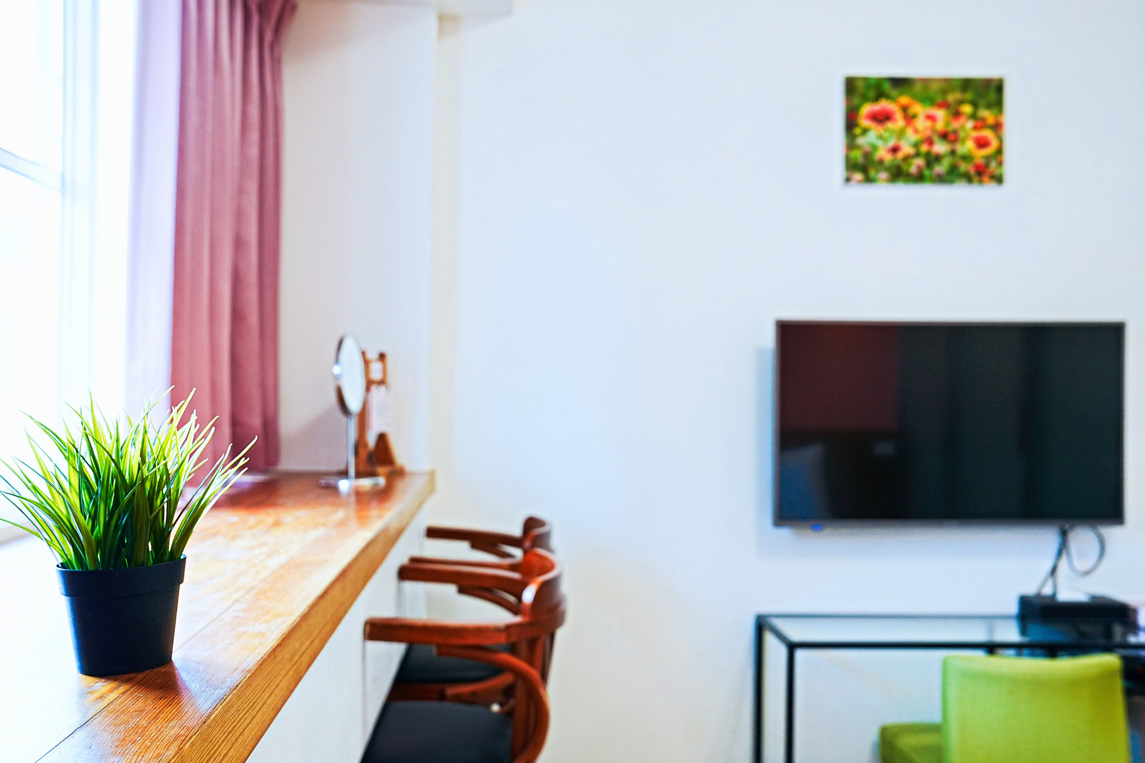 デラックス ダブルルーム クイーンベッド 1 台 | 高級寝具、客室ごとに異なるインテリア、デスク、遮光カーテン