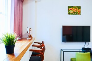 Habitación Deluxe doble, 1 cama de matrimonio | Ropa de cama de alta calidad, mobiliario individual, escritorio