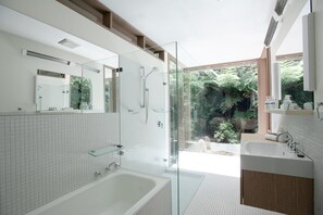 Rumah Deluks | Kamar mandi | Perlengkapan mandi desainer, pengering rambut, jubah mandi, dan sandal