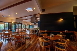 Lunch and dinner served - The Tamworth Hotel (Tamworth)