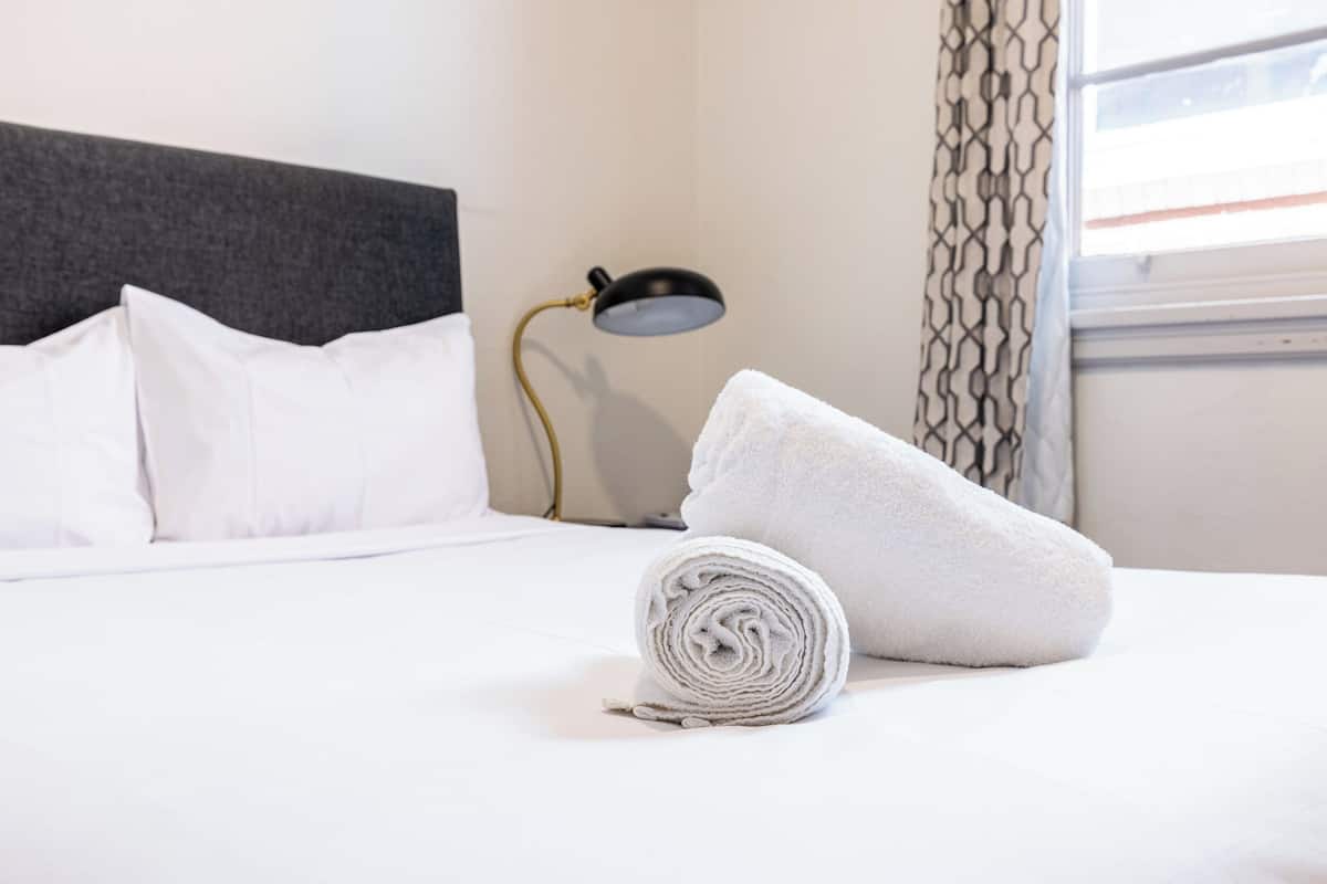 Doppelzimmer, 1 Queen-Bett, Gemeinschaftsbad | Zimmerausstattung