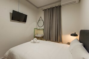 Double Room, 1 Queen Bed, Shared Bathroom | Iron/ironing board, free WiFi, bed sheets