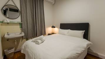 Double Room, 1 Queen Bed, Shared Bathroom | Iron/ironing board, free WiFi, bed sheets