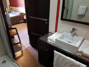 Standard Double or Twin Room | Bathroom | Shower, free toiletries, hair dryer, bidet