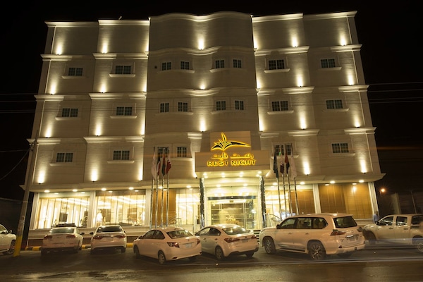 Departamento, 1 habitación | Vista frontal de la propiedad por la tarde o noche