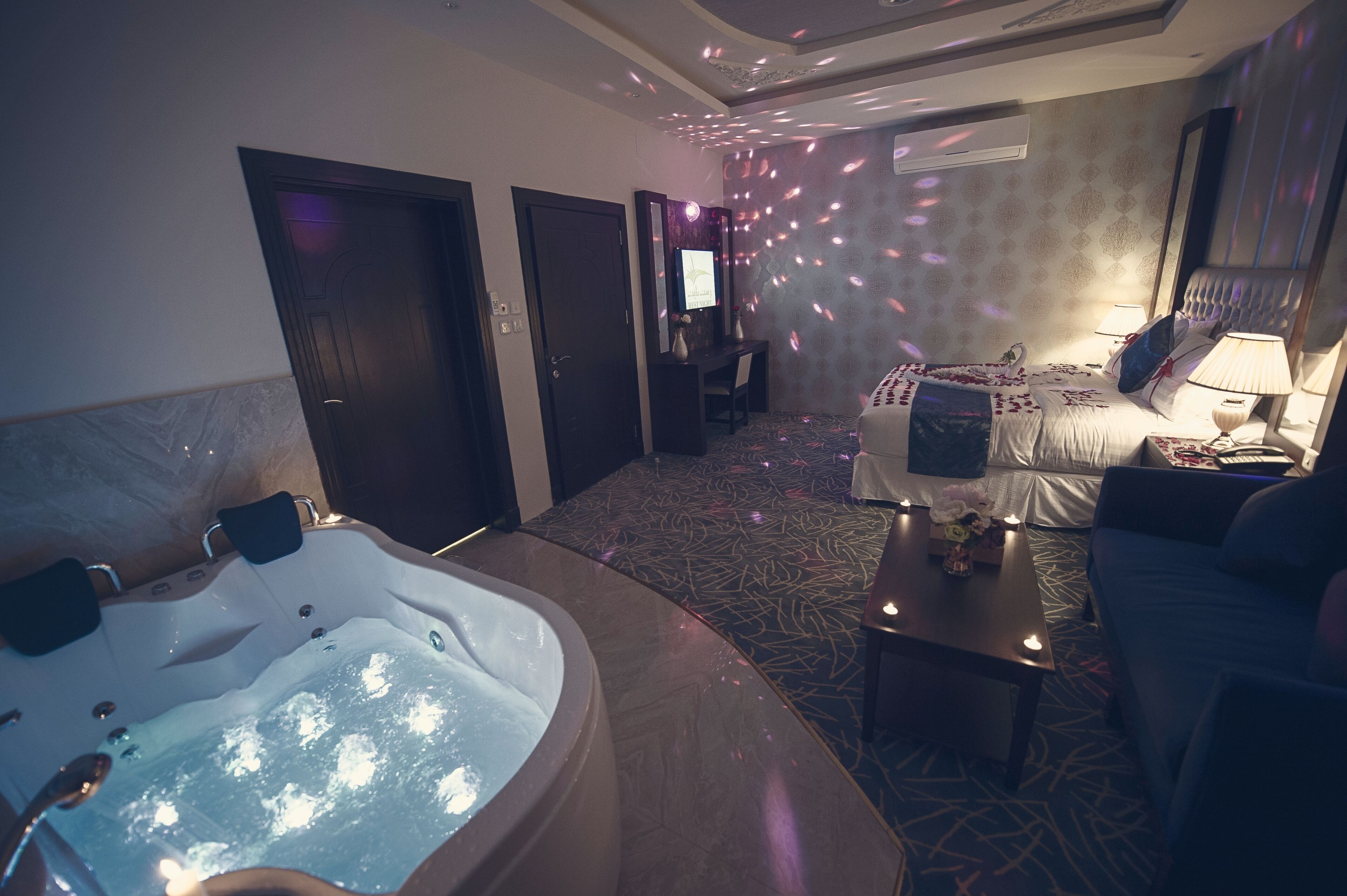 Häämatkahuoneisto (Honeymoon Suite - 2) | Egyptinpuuvillaiset lakanat, ylelliset vuodevaatteet, untuvapeitot
