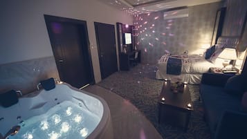 Häämatkahuoneisto (Honeymoon Suite - 2) | Egyptinpuuvillaiset lakanat, ylelliset vuodevaatteet, untuvapeitot