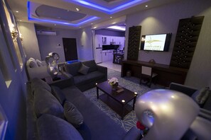 Honeymoon appartement | Woonruimte | Lcd-televisie, een open haard, vloerwarming en een kantoor