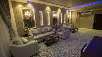 Honeymoon Suite | Área de sala de estar | Televisión LCD, chimenea, piso con calefacción y oficina