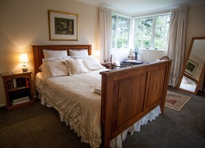The Dickens Room | Down comforters, individually decorated, individually furnished, desk - The Loft (Taupo)