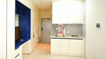 Lemari es, microwave, kompor, dan mesin pembuat kopi/teh