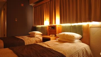 Escritorio, tabla de planchar con plancha, wifi gratis y ropa de cama