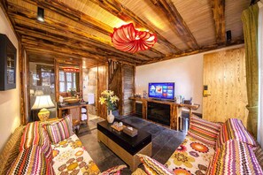 Family Loft, 1 King Bed, 2 Bathrooms | Living area - Lijiang Spiritual Utopia Hotel (Lijiang)