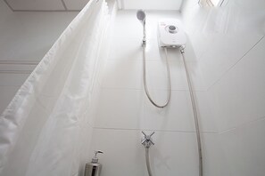 Estudio estándar, para no fumadores | Baño | Regadera, amenidades de baño gratuitas, toallas, jabón 