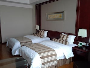 Minibar, in-room safe, desk, blackout drapes - Qingdao Huaxi Hotel (Qingdao)