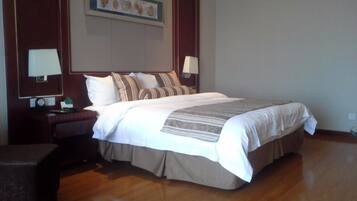 Bar mini, peti besi dalam bilik, meja, langsir/tirai gelap terus