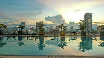 Kolam renang outdoor, dengan payung kolam renang dan kursi berjemur