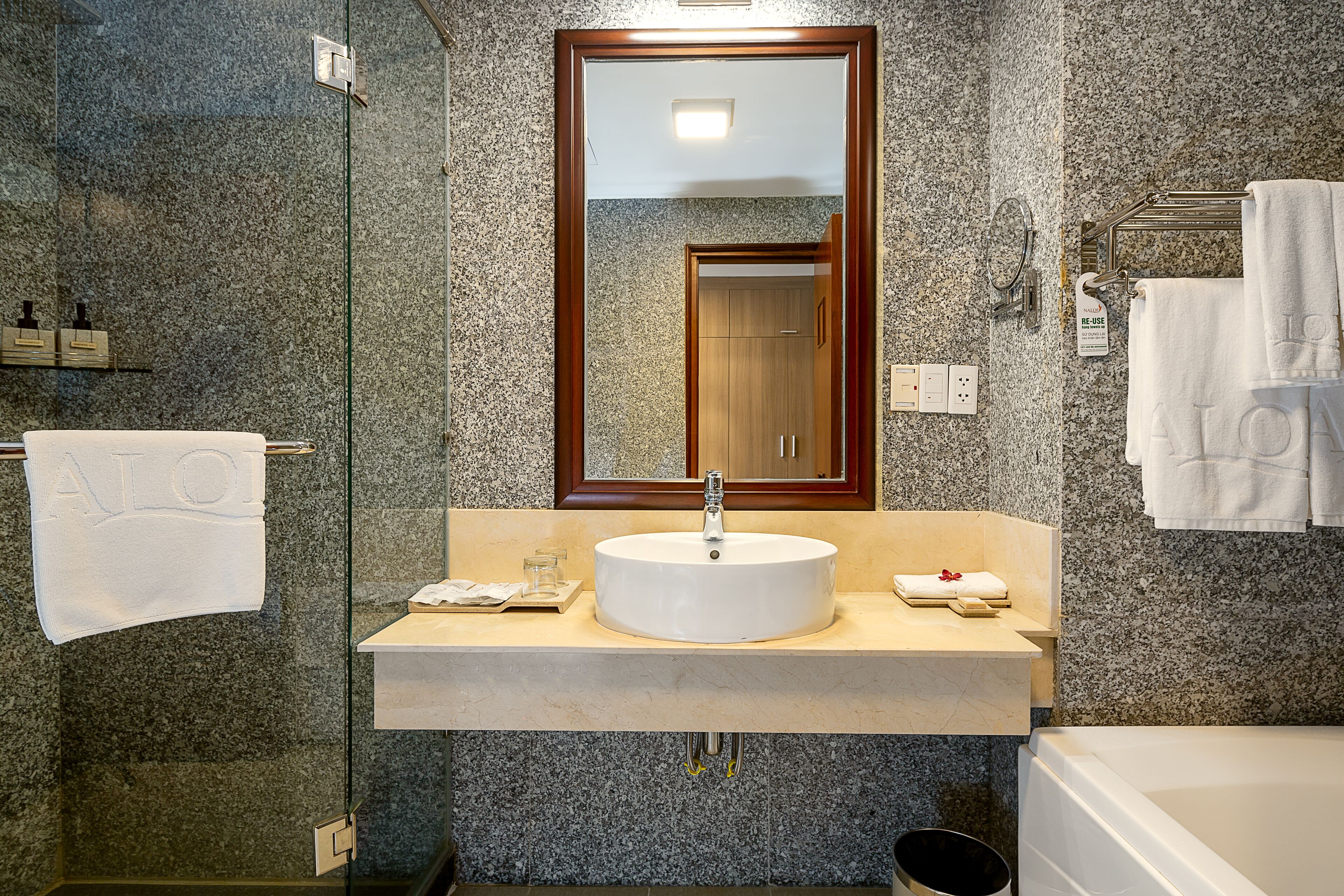 deluxe double room, ocean view | bathroom | slippers, bidet