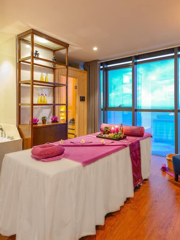 Couples treatment room(s), sauna, hot tub, steam room, body treatments