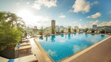 Piscina externa, guarda-sóis, espreguiçadeiras