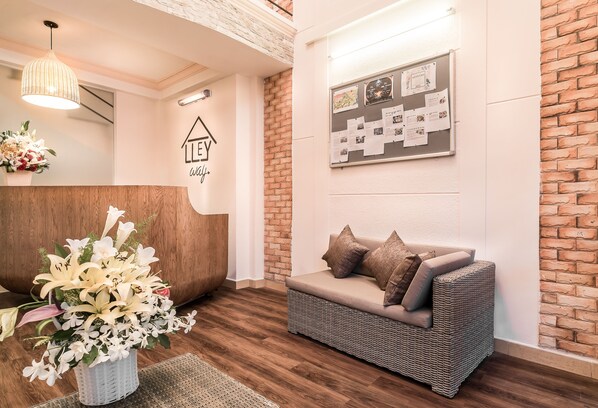 Lobby sitting area - Alleyway Hostel - Adults Only (Ho Chi Minh City)