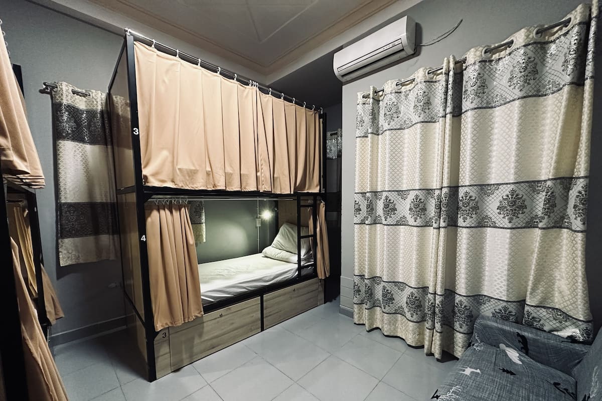 Bed in 6-Bed Female Dormitory Room | Két bảo mật tại phòng, màn/rèm cản sáng 