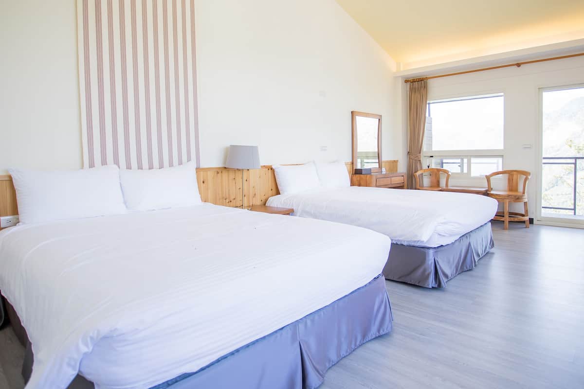 Comfort vierpersoonskamer, 2 tweepersoonsbedden | Verduisterende gordijnen, geluiddichte muren, gratis wifi, beddengoed