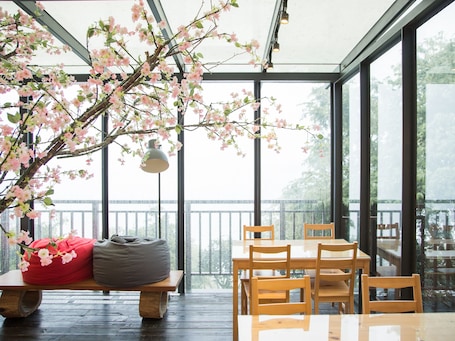 Lobby lounge