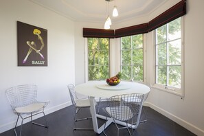 Appartement, 2 slaapkamers | Dineren op de kamer