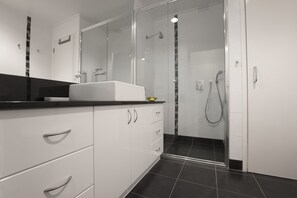 2 Bedroom Apartment with 1 Bathroom | Bathroom | Shower, free toiletries, hair dryer - BOUTIQUE STAYS - Wellington Mews (East Melbourne)