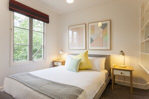 2 bedrooms, iron/ironing board, free cots/infant beds, free WiFi - BOUTIQUE STAYS - Wellington Mews (East Melbourne)