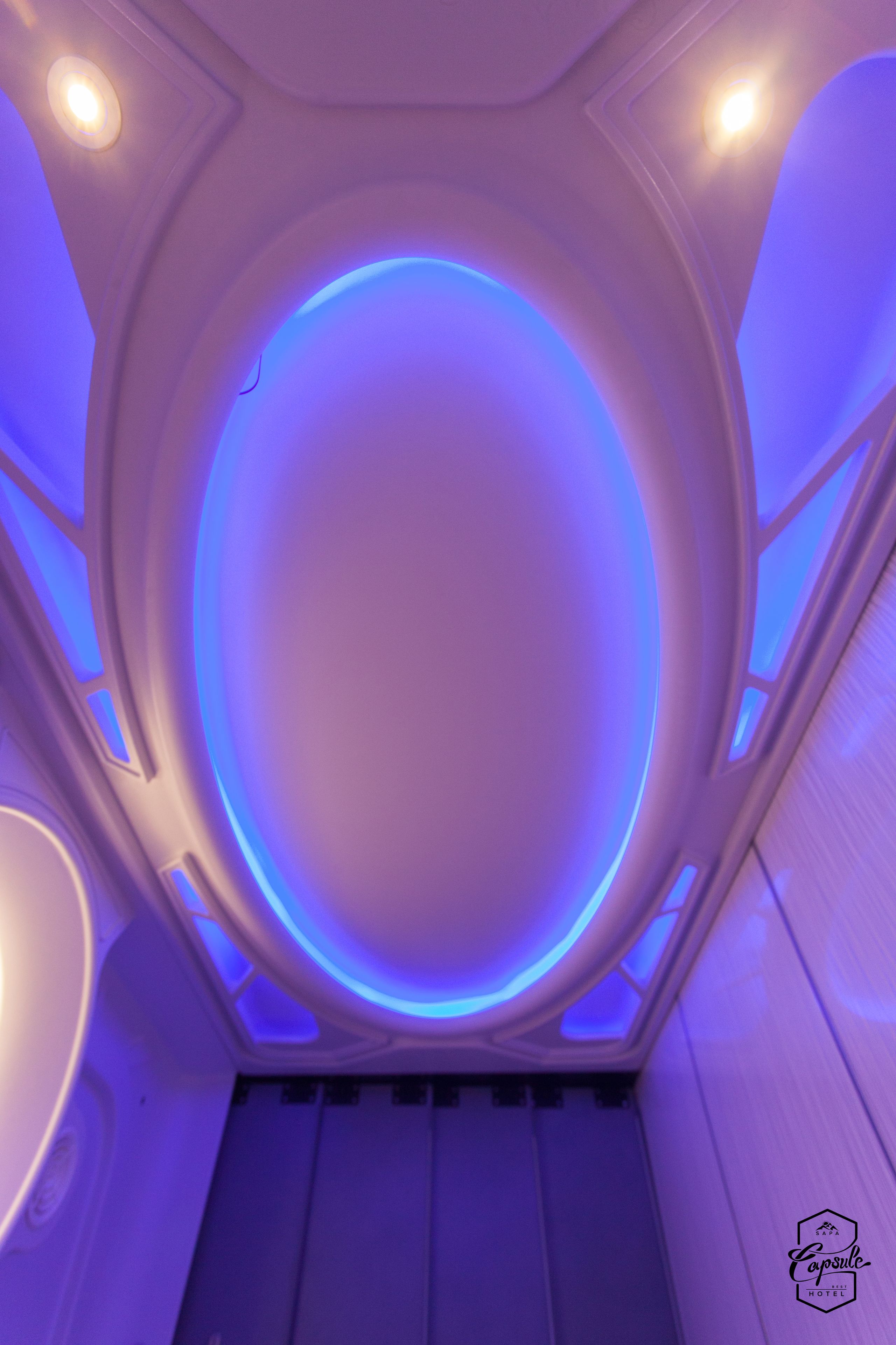 A ceiling with a circular light fixture and recessed lighting.