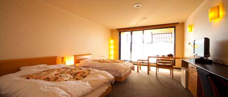 Une chambre d’hôtel avec deux lits, un bureau, une télévision et une fenêtre donnant sur un paysage agréable.