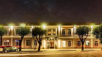 Bagian depan properti - sore/malam