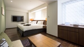 A hotel room with a bed, a desk, a TV, and a window with blinds. - Hotel Forza Hakataeki Chikushi - GuchiⅠ (Fukuoka)