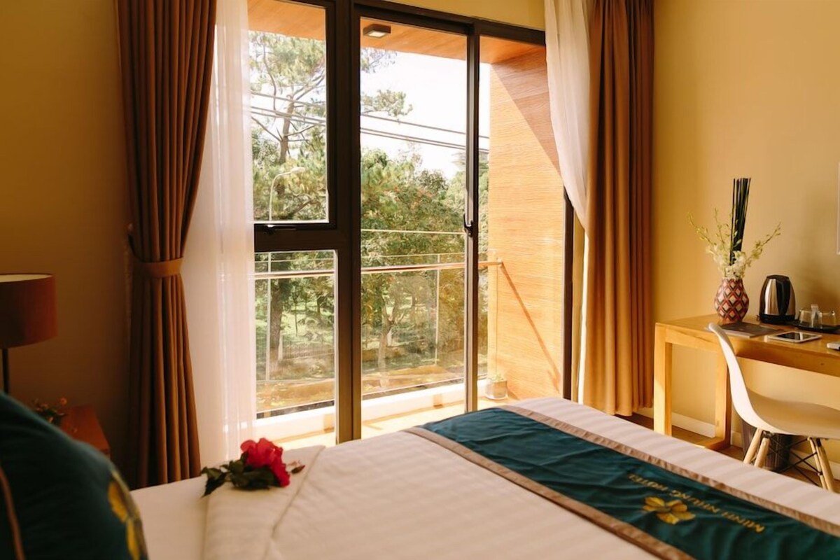 Minibar, desk, blackout curtains, free WiFi