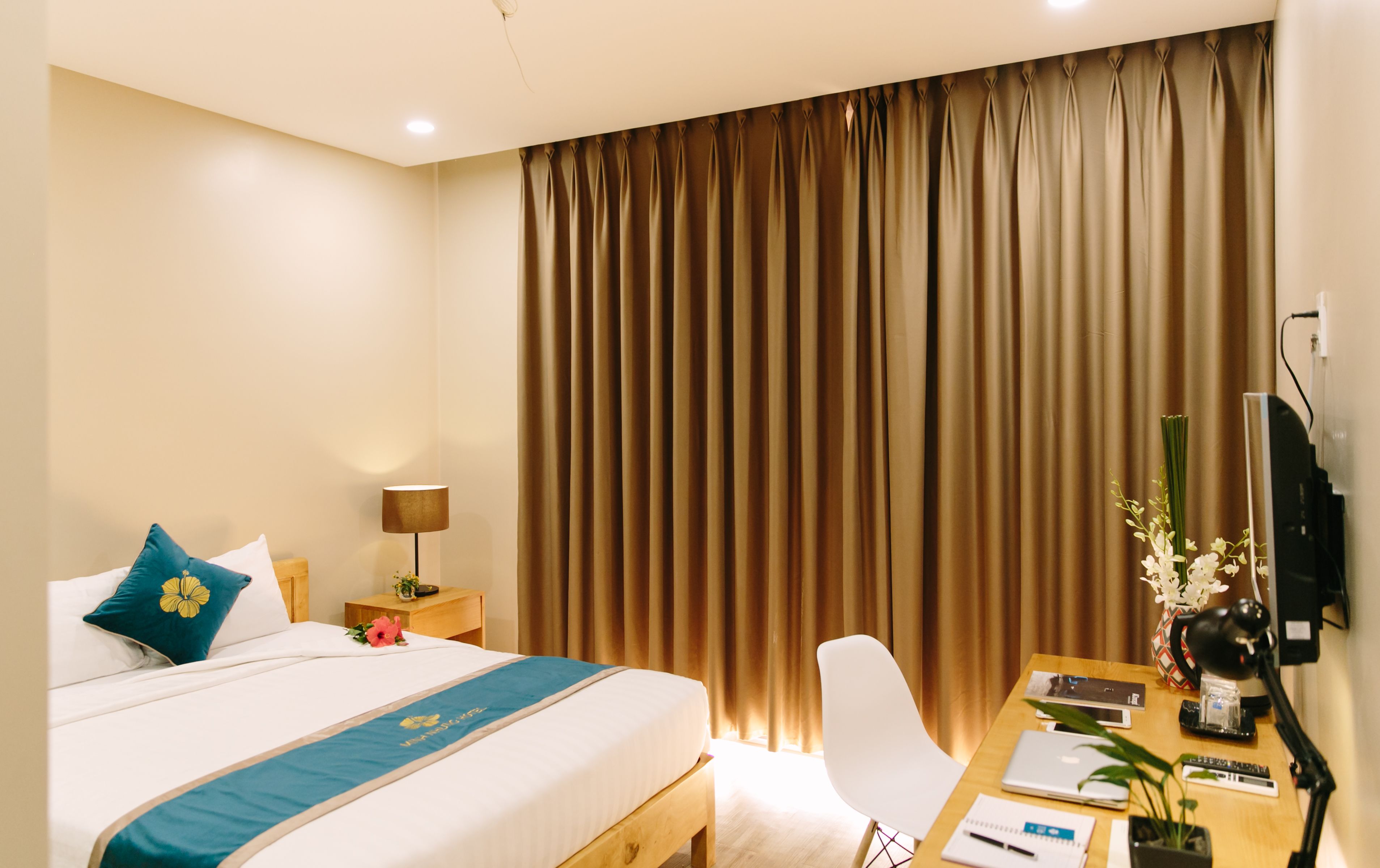 suite, balcony | minibar, desk, blackout curtains, free wifi