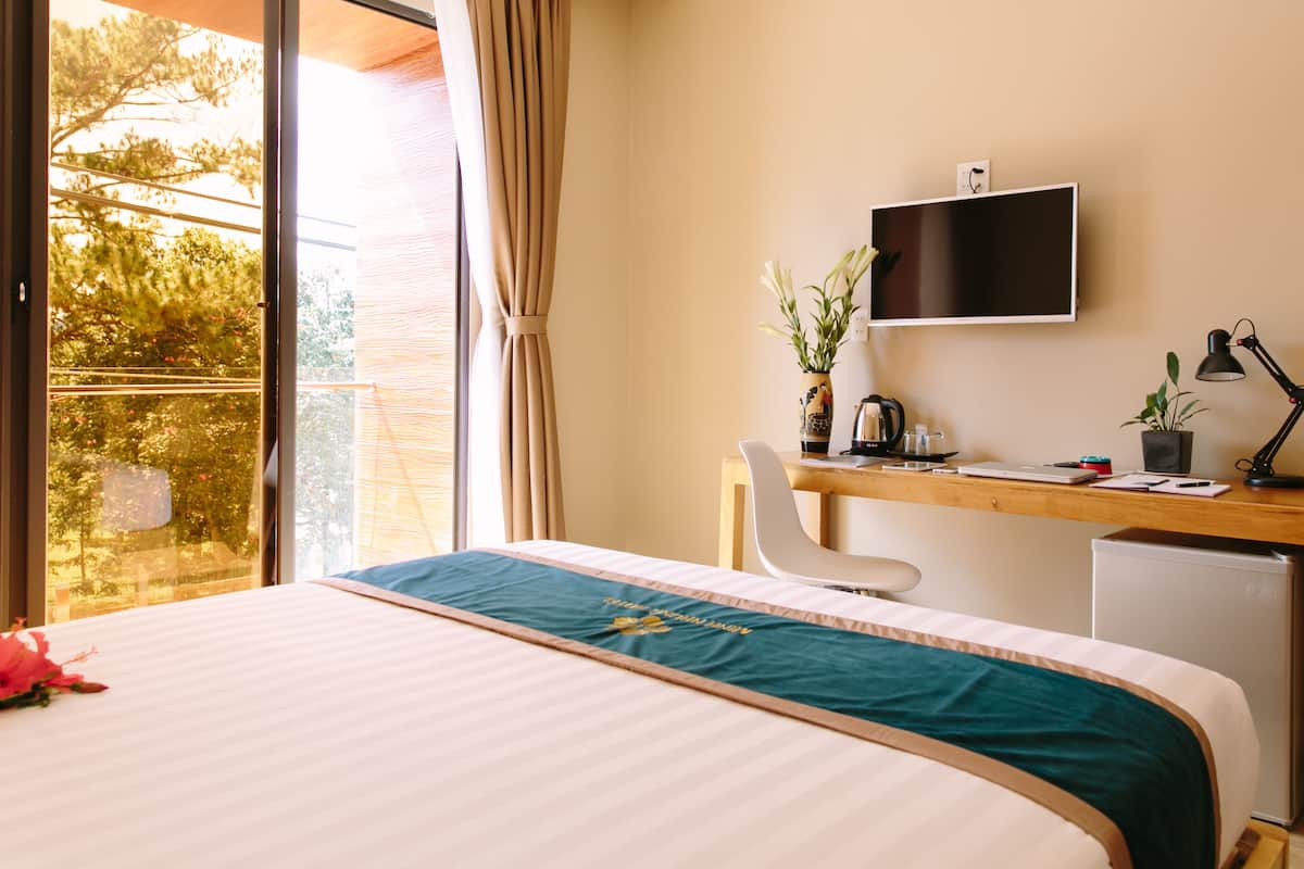 deluxe double room, 1 queen bed, city view | minibar, desk, blackout curtains, free wifi