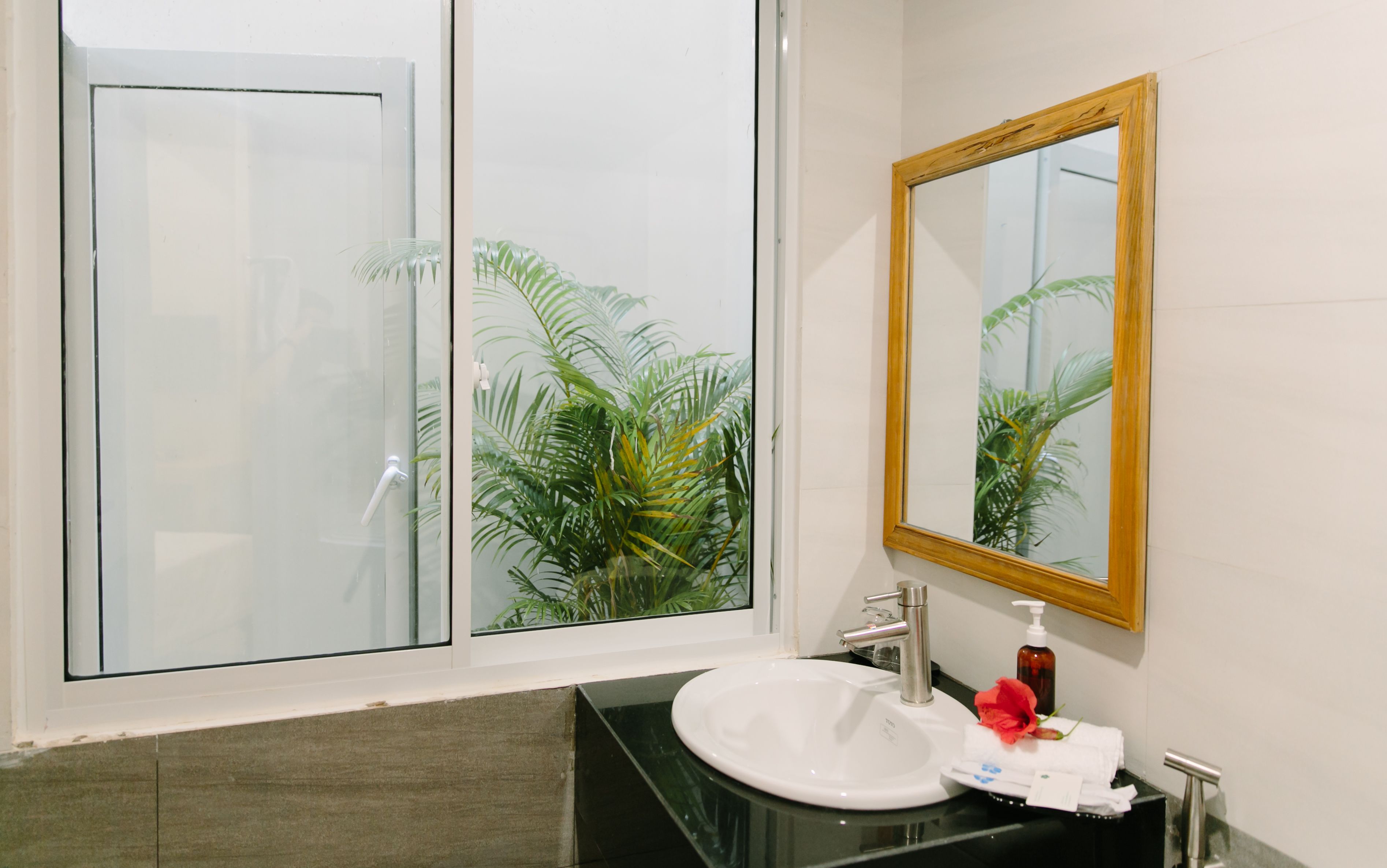 standard double room | bathroom | free toiletries, hair dryer, slippers, towels