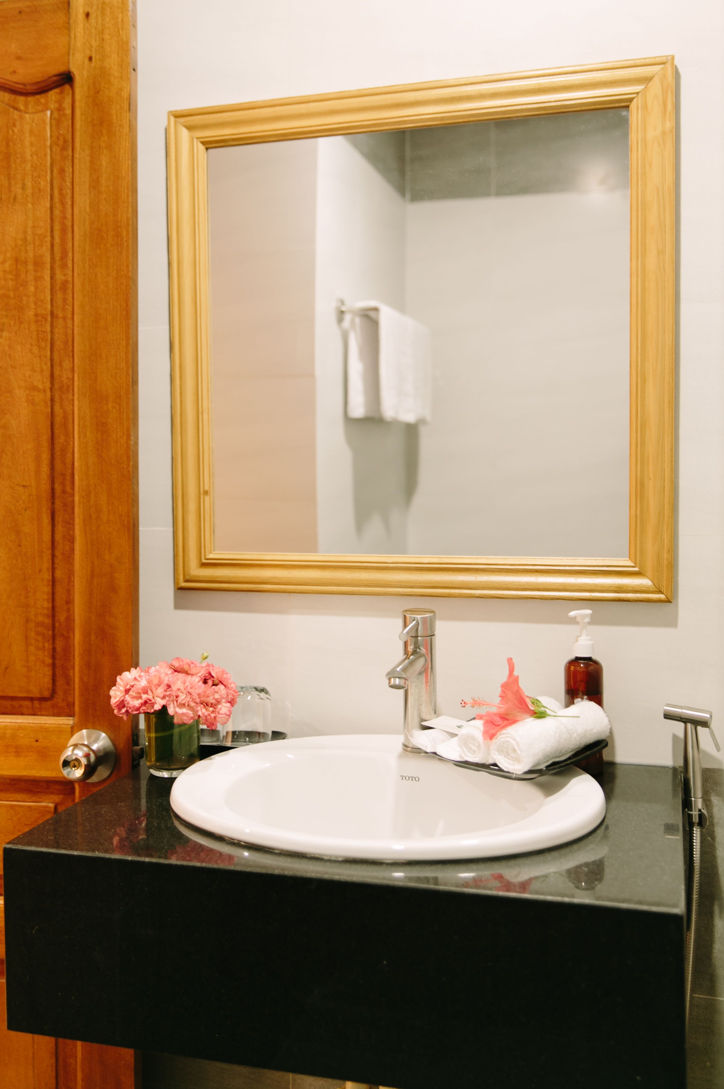 deluxe double room, 1 queen bed, city view | bathroom | free toiletries, hair dryer, slippers, towels