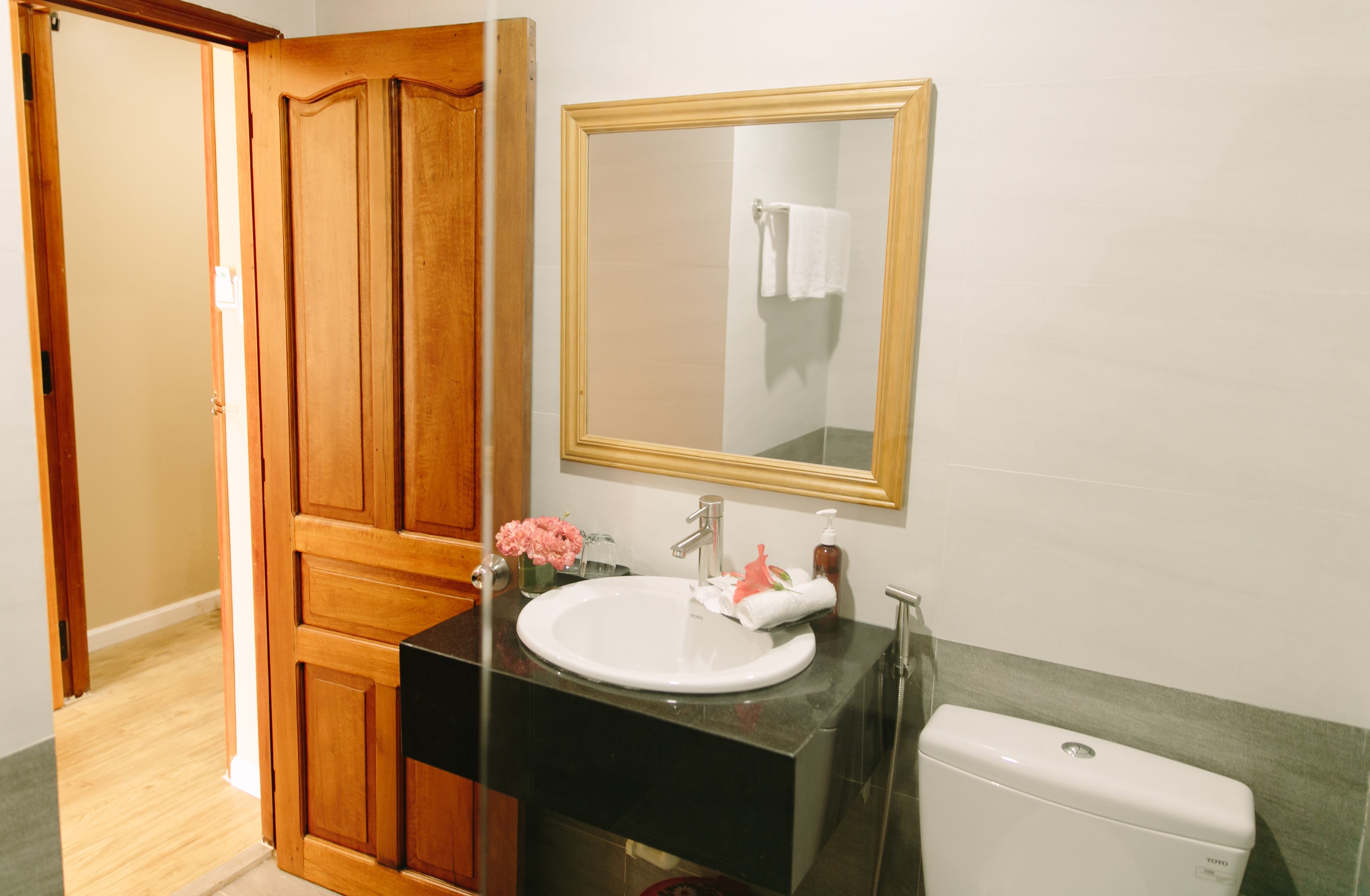 deluxe double room, 1 queen bed, city view | bathroom | free toiletries, hair dryer, slippers, towels